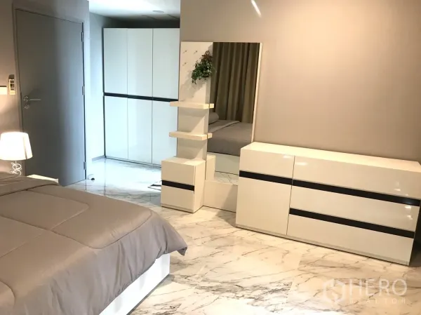 公寓 出租在Khlong Toei, Bangkok - 卧室一角，梳妆台、大镜子及白色收纳柜。