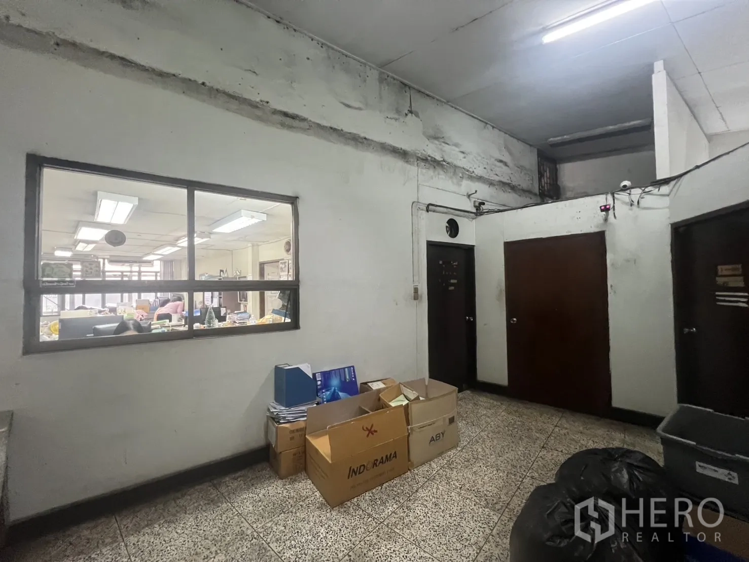 พื้นที่ขายปลีก ให้เช่าในKhlong Toei, Bangkok - โถงทางเดิน มีช่องหน้าต่างภายใน หลายประตู และกล่องเก็บของ