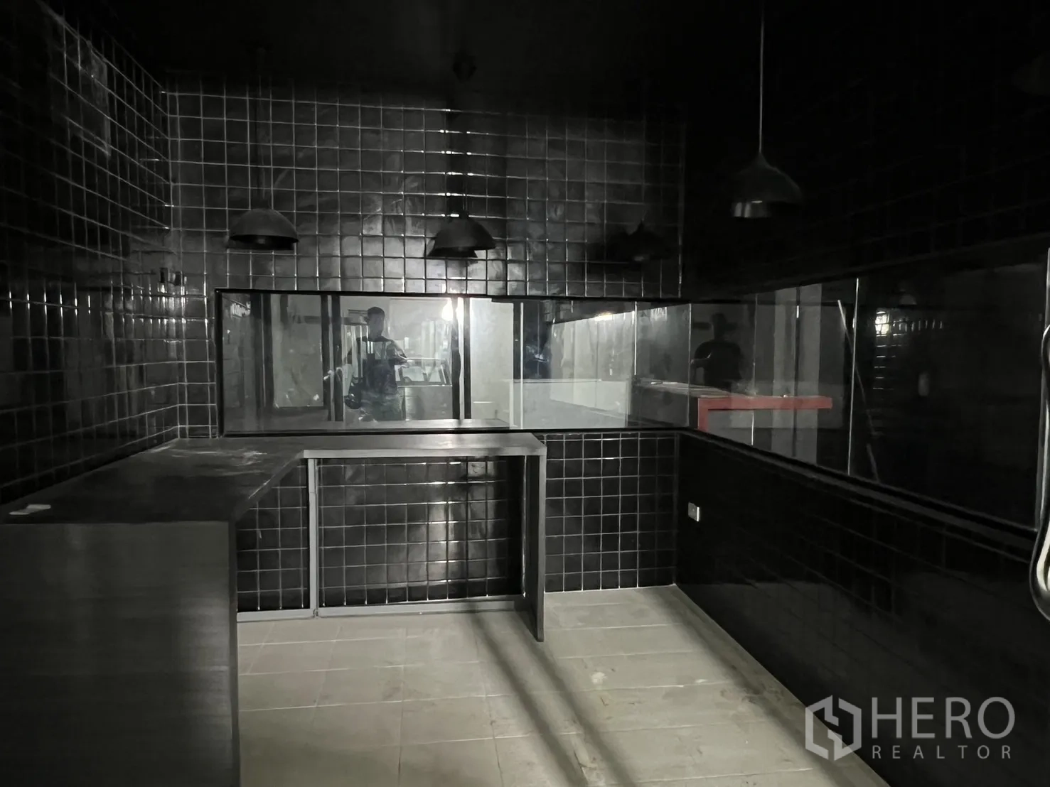 อาคารพาณิชย์ ให้เช่า - ห้องครัว/เตรียมอาหารปูกระเบื้องดำ หน้าต่างส่งอาหาร โคมไฟห้อย