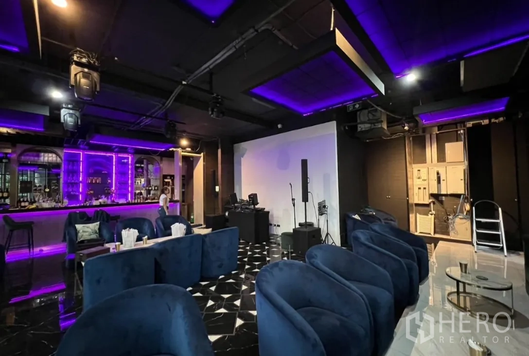 พื้นที่ขายปลีก ให้เช่า - เลานจ์กว้างพร้อมพื้นที่สเตจ ที่นั่งกำมะหยี่ และบาร์ไฟส่องสว่าง