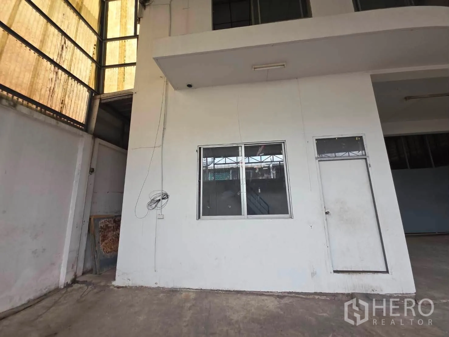 โกดัง for rent or sale in Phra Khanong, Bangkok - มุมมองอาคารสำนักงานภายในโกดังพร้อมหน้าต่างและประตู