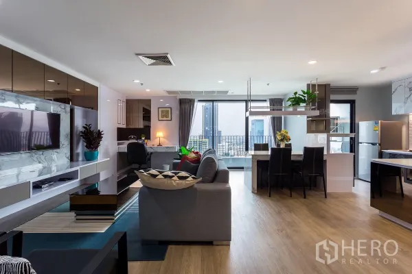 公寓 出租在Watthana, Bangkok - 87平方米的宽敞客餐厅，带工作区与落地窗，可眺望曼谷天际线。