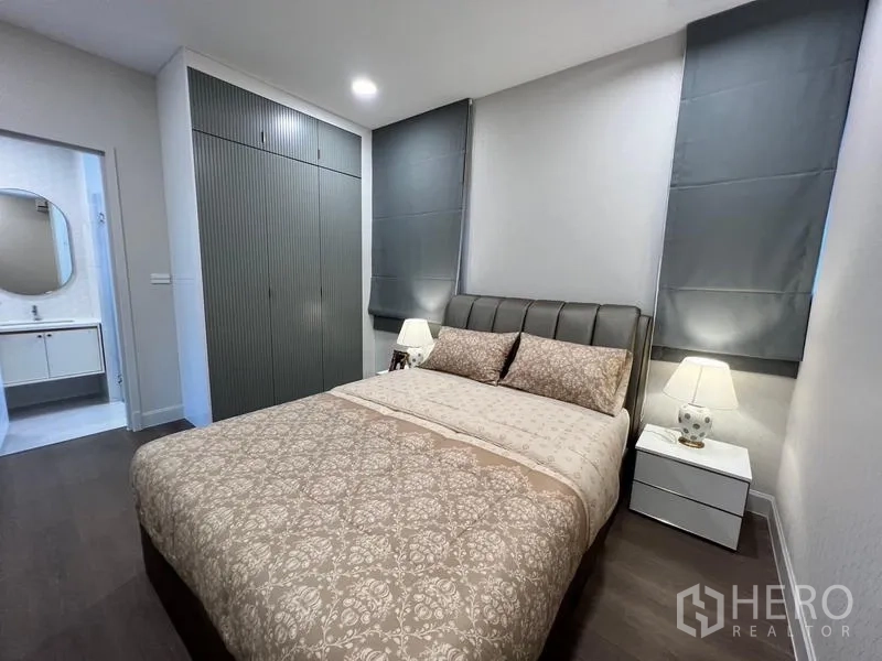 บ้าน ให้เช่าหรือขายในSaphan Sung, Bangkok - ห้องนอนแขกพร้อมตู้เสื้อผ้าบิวท์อินและห้องน้ำในตัว