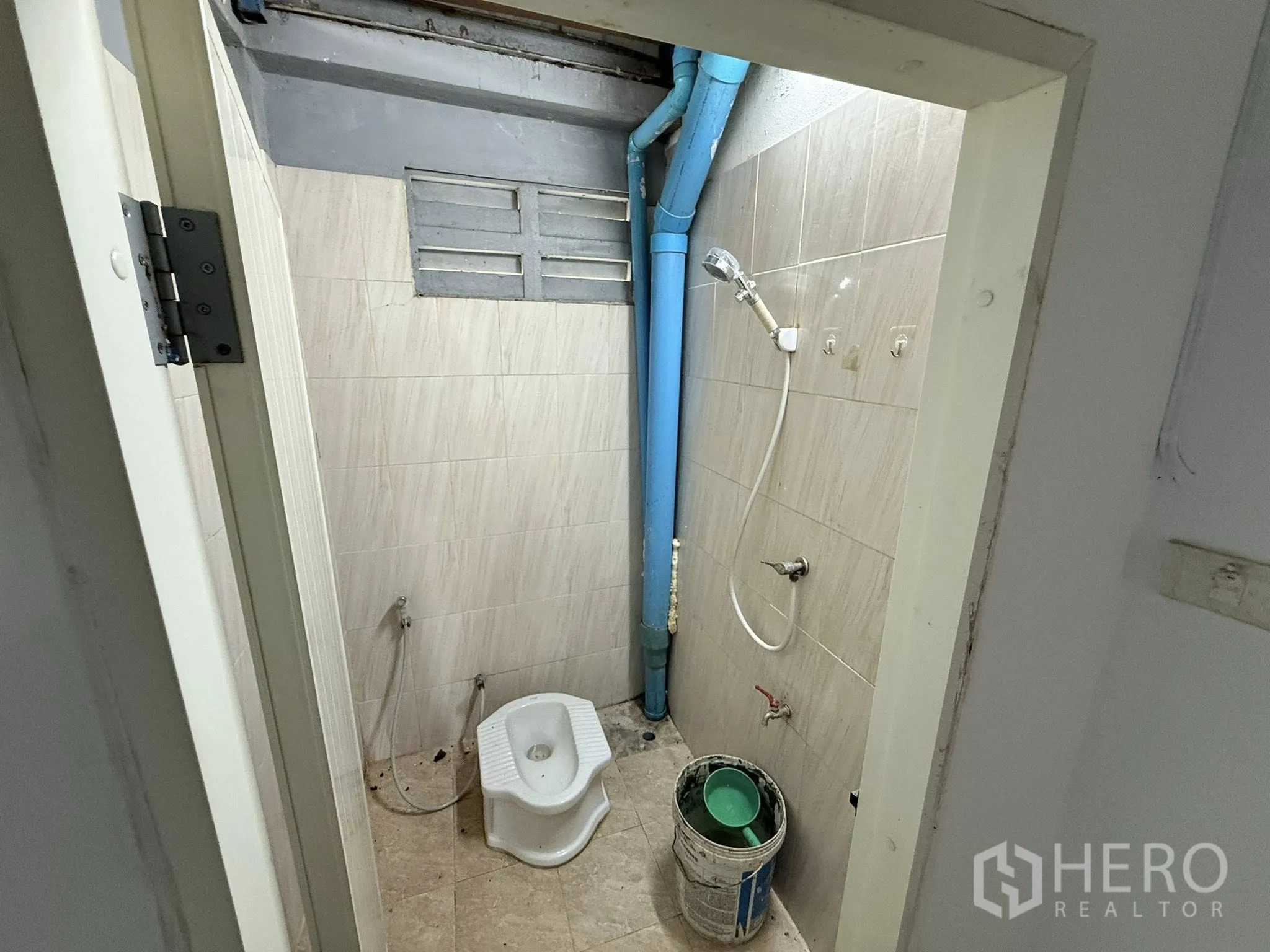 คลังสินค้า ให้เช่าหรือขายในBang Sao Thong, Samut Prakan - ห้องน้ำแบบนั่งยอง ผนังกระเบื้องพร้อมสายชำระ