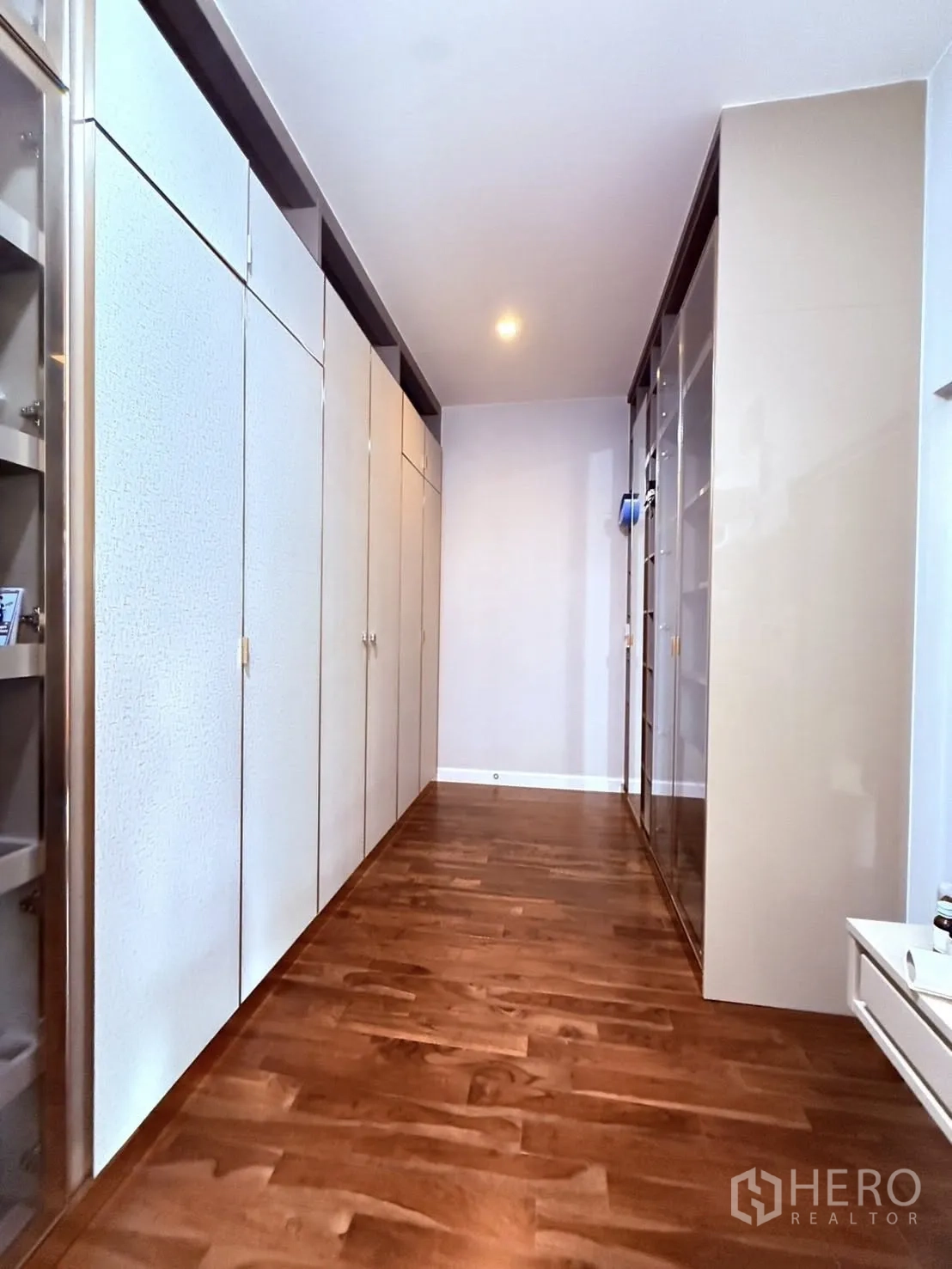 บ้านเดี่ยว for rent or sale in Prawet, Bangkok - โถงตู้เสื้อผ้าแบบวอล์กอินเรียงตู้สูงเต็มผนังทั้งสองด้าน.