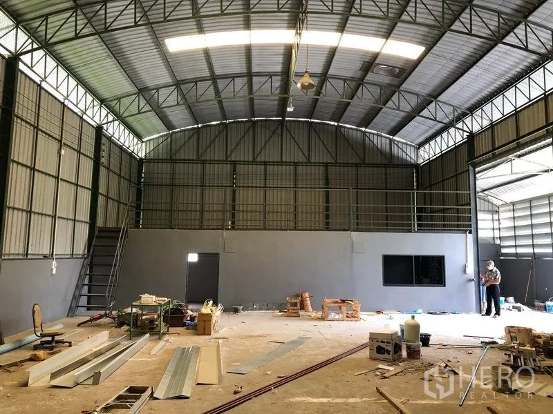 货栈 出租在Lam Luk Ka, Pathum Thani - 高挑仓库的宽阔空间，带夹层，适合存储与轻型加工。