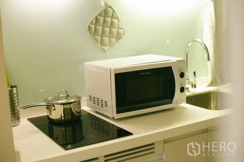 คอนโด ขายในWatthana, Bangkok - ครัวขนาดกะทัดรัดพร้อมเตาไฟฟ้า ไมโครเวฟ และอ่างล้างจานสแตนเลส.