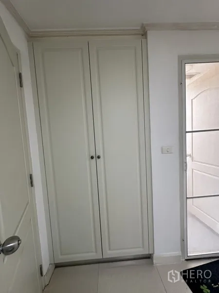 公寓 出租 - 走廊内的高柜衣橱与通向阳台或工作区的玻璃门