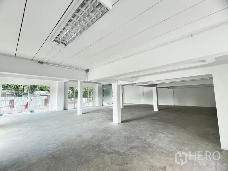 零售空间 出租在Huai Khwang, Bangkok - 明亮的室内，白色吊顶、承重柱与大面积窗户