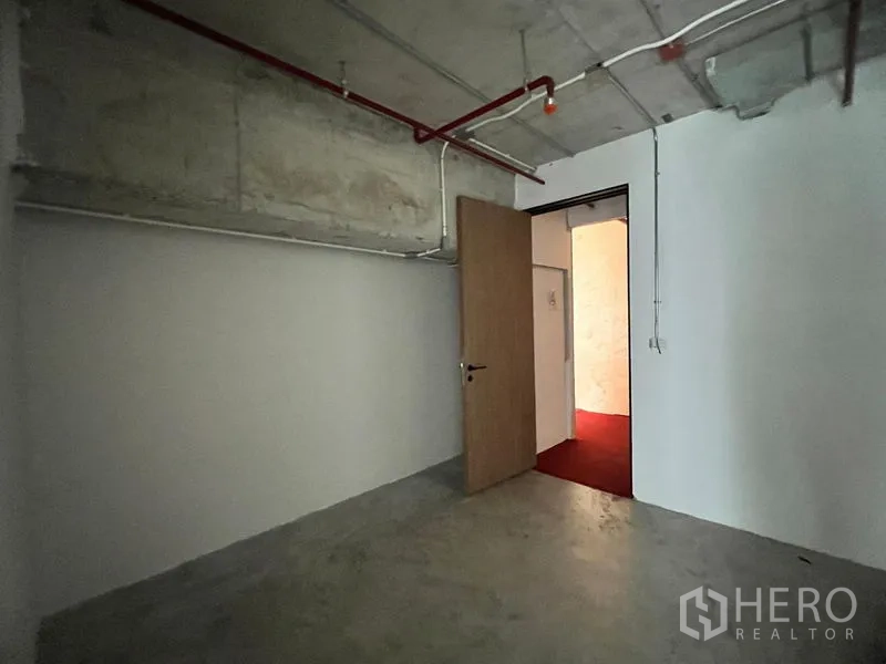 พื้นที่ขายปลีก ให้เช่าในWatthana, Bangkok - ห้องสโตเรจด้านหลัง พื้นคอนกรีต ผนังสีขาว