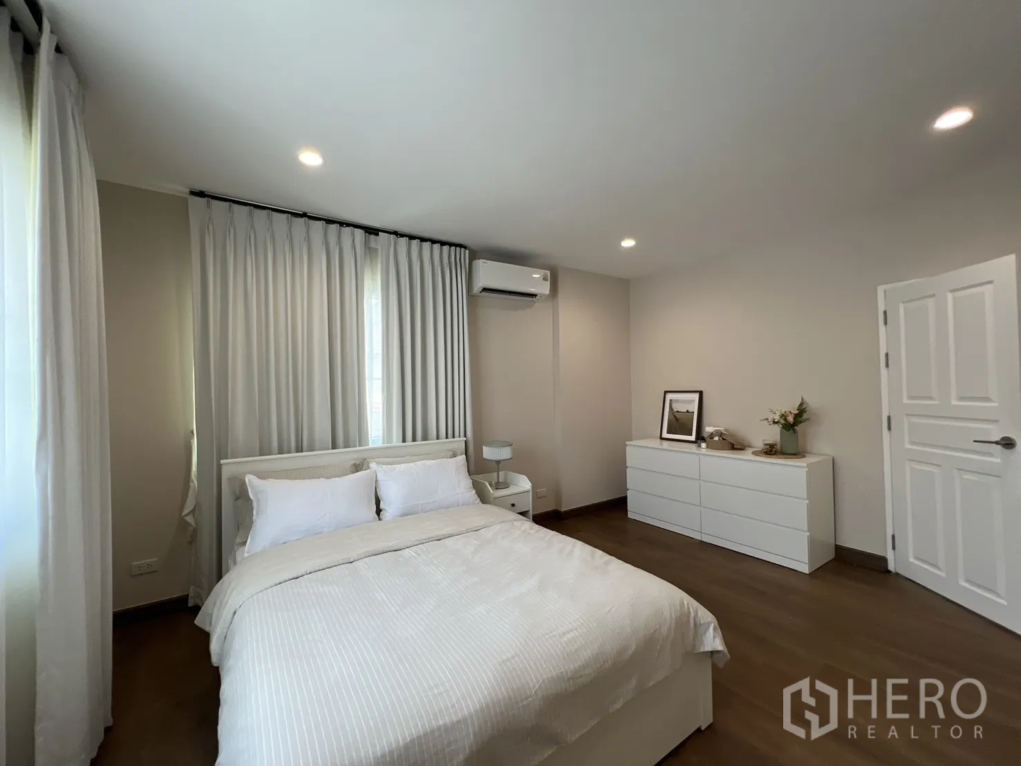 独立式住宅 出租在Mueang Samut Prakan, Samut Prakan - 客卧，双人床与转角窗。