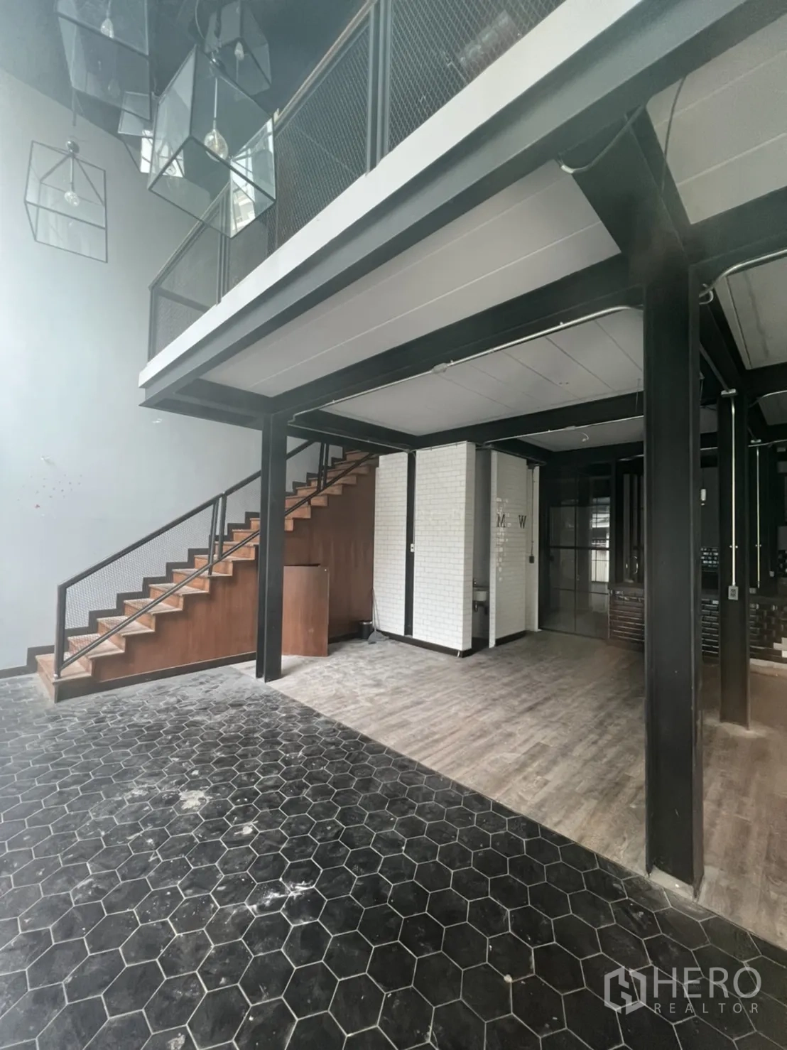 พื้นที่ขายปลีก ให้เช่าในSathon, Bangkok - พื้นที่ชั้นล่างปูกระเบื้องหกเหลี่ยม มีชั้นลอยและบันได
