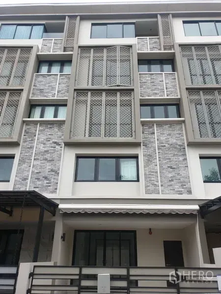 Townhouse for rent in Yan Nawa, Bangkok - Modern 4.5-storey townhouse facade with lattice screens, brick accents and large windows in Yan Nawa.