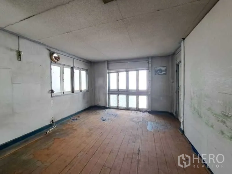 พื้นที่ขายปลีก ให้เช่าในSathon, Bangkok - ห้องมุมมีหน้าต่างรอบด้าน พื้นไม้เก่า เหมาะปรับปรุงต่อเติม