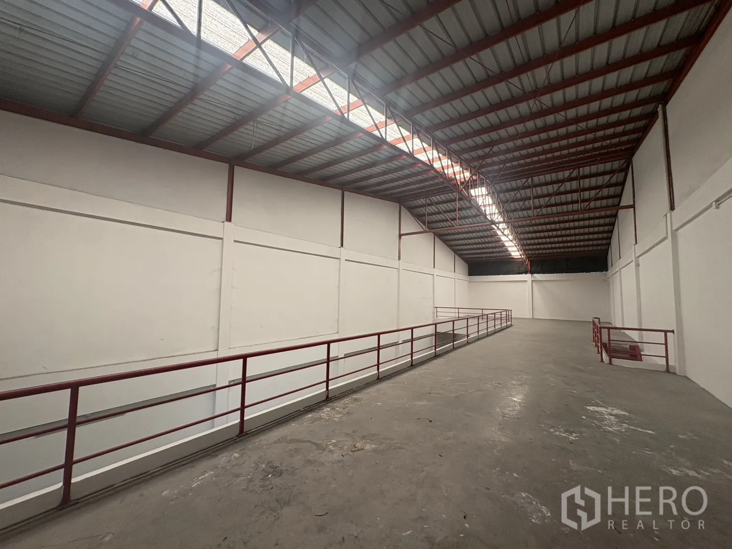 工厂 出租在Phra Samut Chedi, Samut Prakan - 夹层走道设红色护栏，高跨钢屋顶下适合额外储存。