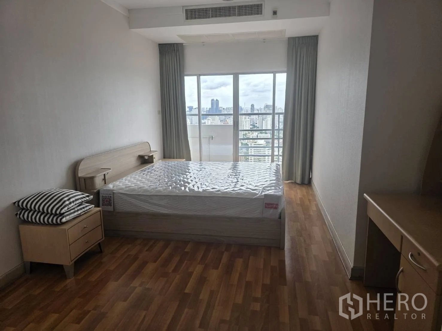 คอนโด ให้เช่าในKhlong Toei, Bangkok - ห้องนอนที่สามเตียงควีน เชื่อมประตูระเบียงชมวิวเมือง