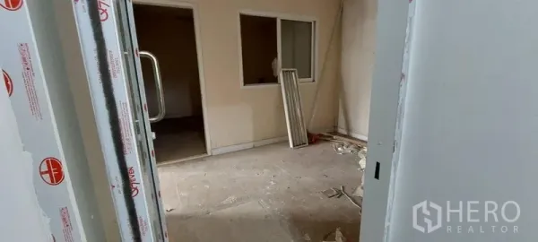 พื้นที่ขายปลีก ให้เช่า - ห้องภายในยังไม่ตกแต่ง มีผนังกั้น หน้าต่าง และวัสดุปรับปรุงอยู่บนพื้น