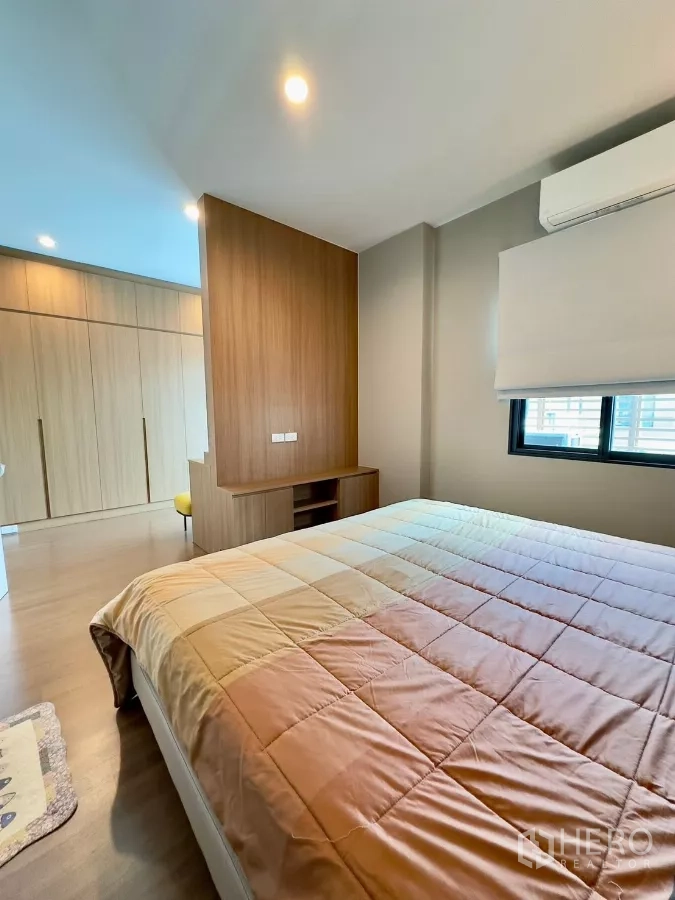 独立式住宅 出租在Samut Prakan - 主卧朝向更衣区，带隔断与储物柜。