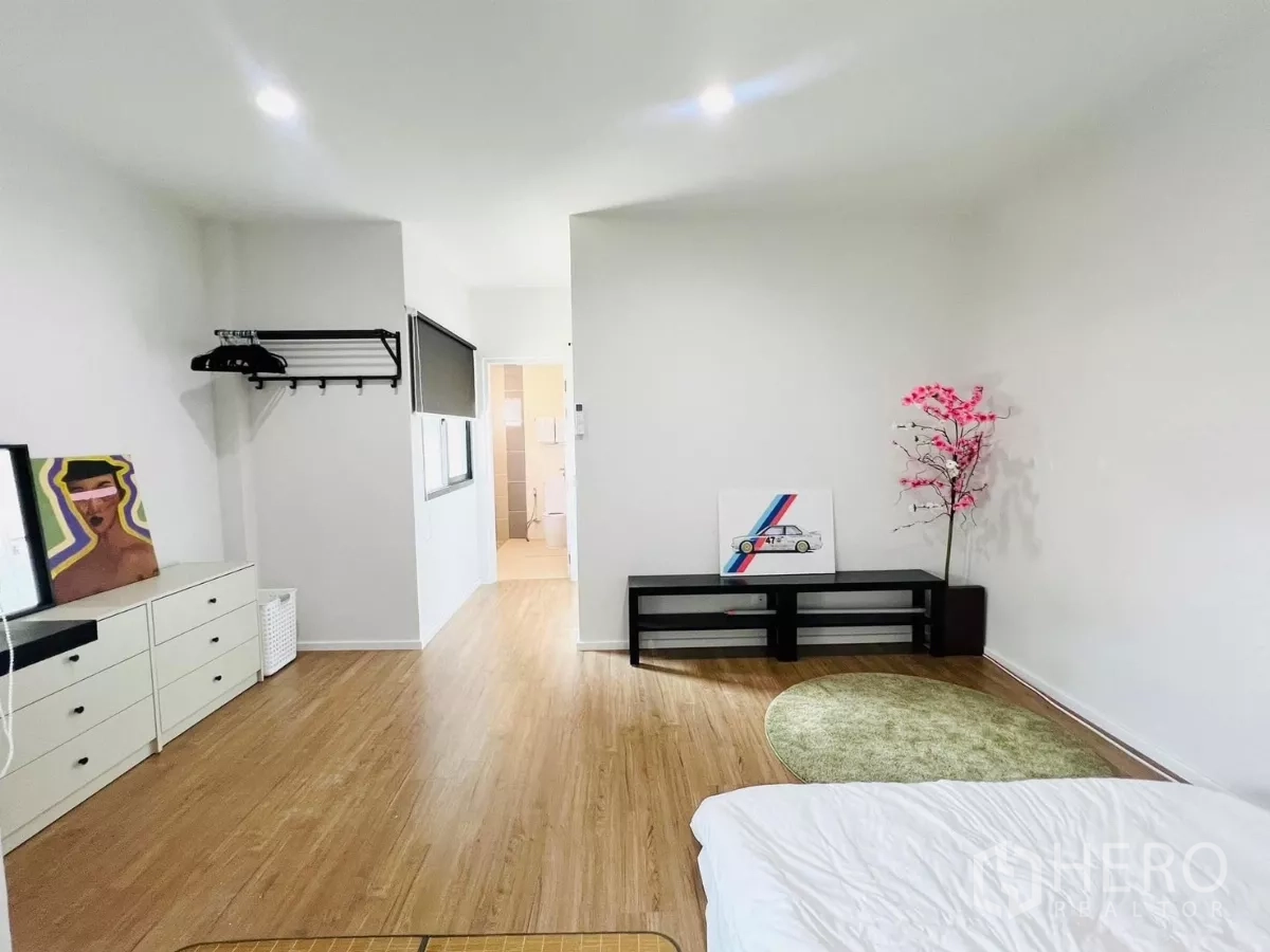 บ้าน ให้เช่าในSaphan Sung, Bangkok - แปลนห้องนอนกว้าง เชื่อมต่อห้องน้ำในตัวและหน้าต่าง.