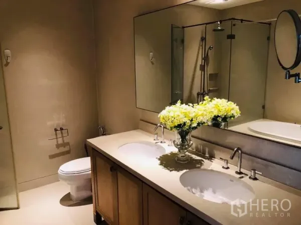 คอนโด ให้เช่าในKhlong Toei, Bangkok - ห้องน้ำกว้าง พร้อมอ่างล้างหน้าแบบคู่ กระจกบานใหญ่ ห้องอาบน้ำกระจก และโถสุขภัณฑ์ ในคอนโดกรุงเทพฯ