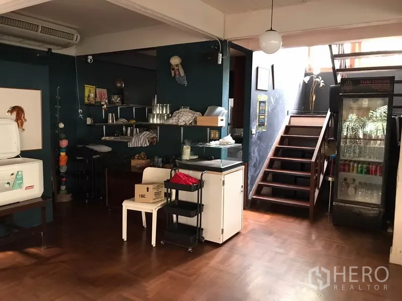 พื้นที่ขายปลีก ให้เช่าในWatthana, Bangkok - มุมบาร์และชั้นวางของ พร้อมบันไดและตู้แช่เครื่องดื่ม