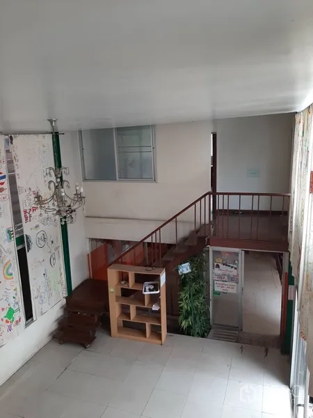 零售空间 出租在Watthana, Bangkok - 从夹层俯瞰入口大厅，可见吊灯、楼梯与玻璃入口。