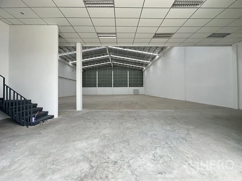 โรงงาน ให้เช่าในPathum Thani - พื้นที่ผลิตกว้าง เพดานสูงประมาณ 9 เมตร พื้นคอนกรีตเสริมเหล็ก
