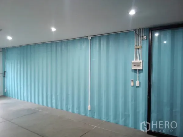 零售空间 出租在Khlong Toei, Bangkok - 蓝色波纹内墙，外露电管与配电箱。