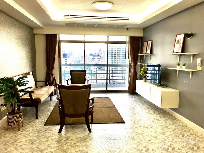 คอนโด ให้เช่าหรือขายในWatthana, Bangkok - โซนนั่งเล่นแบบโอเพ่นพร้อมหน้าต่างเต็มบาน ระเบียงชมวิวกรุงเทพฯ โซฟาและตู้ทีวีลอย