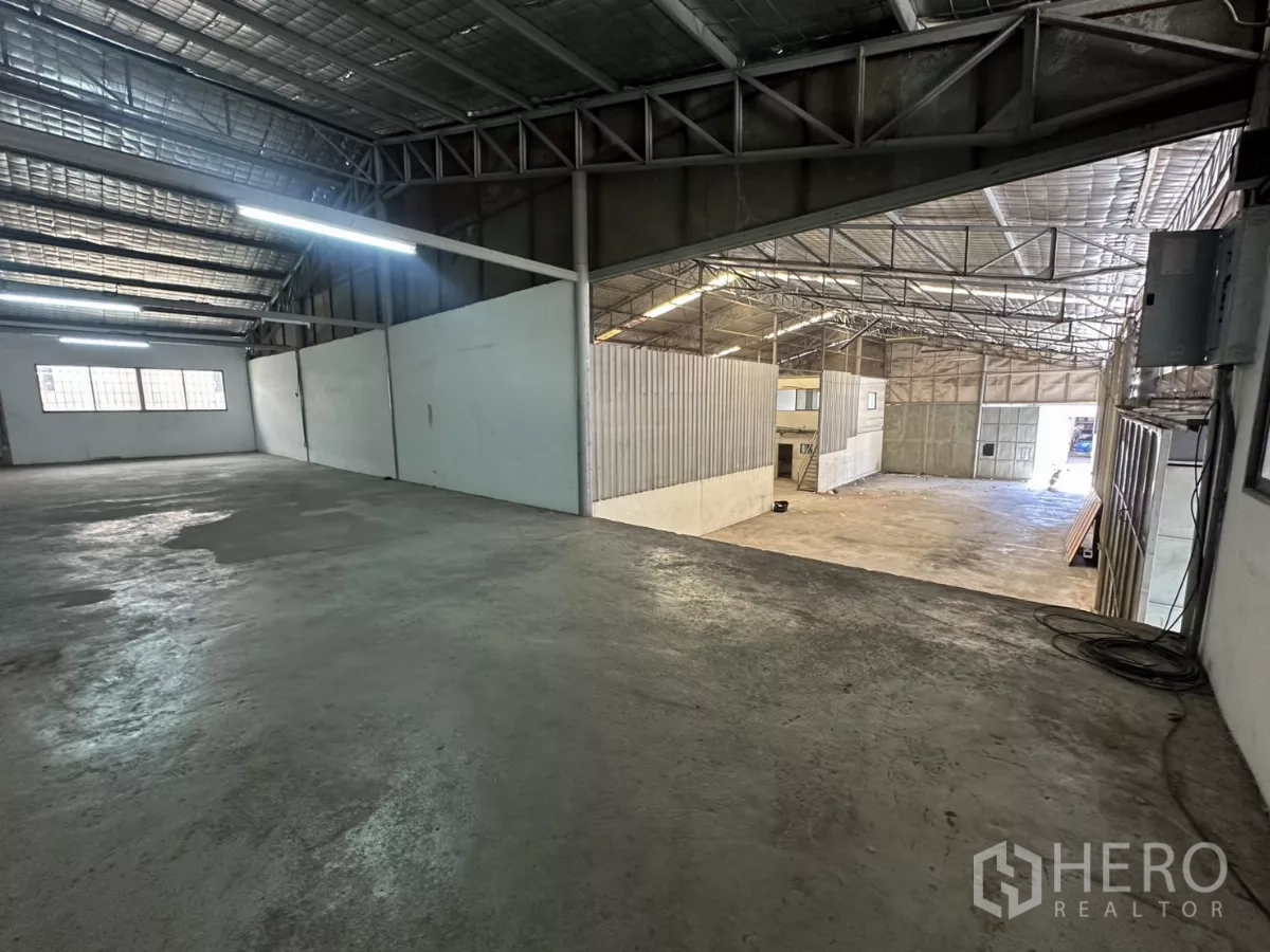 Warehouse for rent in Suan Luang, Bangkok - Mezzanine level overlooking the main warehouse floor and entry gate.