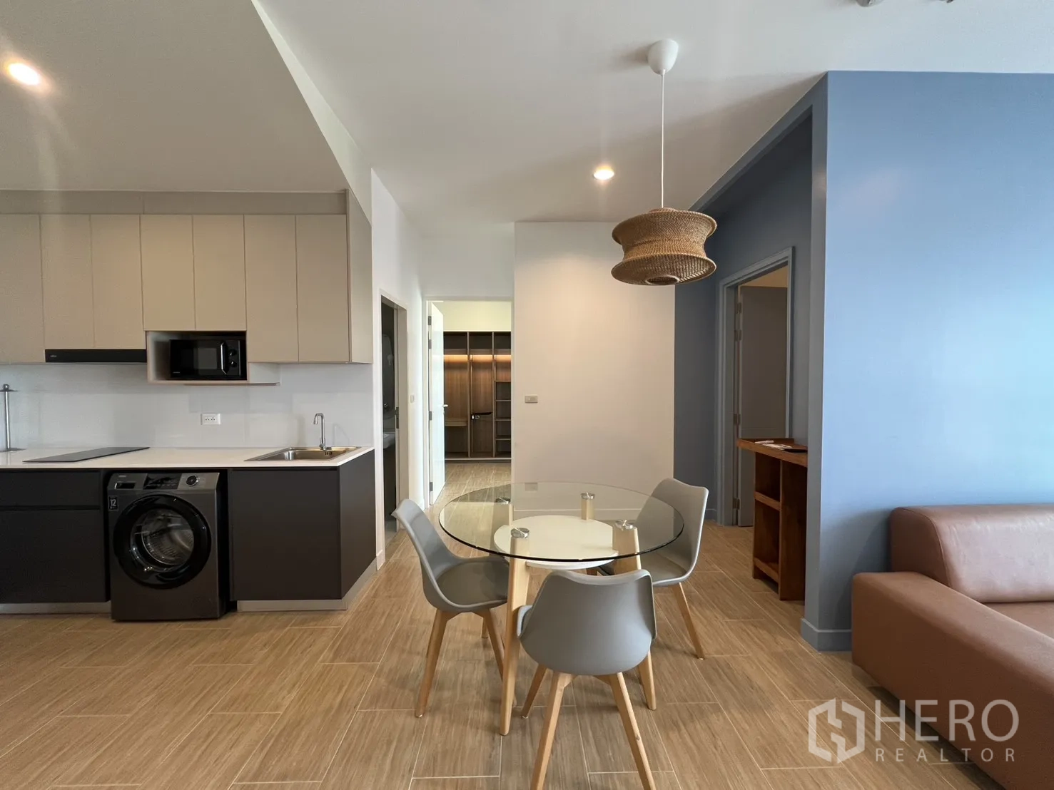 Condominium for rent in Bang Kapi, Bangkok - Open-plan dining facing the kitchen with a bathroom door to the right.