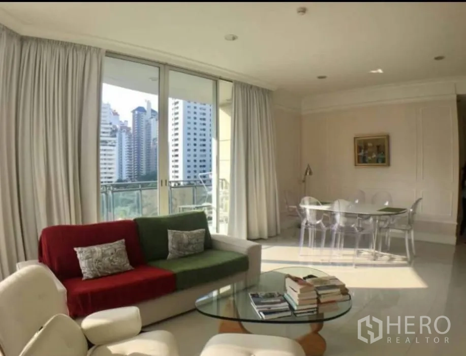 คอนโด ให้เช่าในWatthana, Bangkok - ห้องนั่งเล่นเปิดสู่ระเบียงกระจก มองเห็นวิวสกายไลน์ย่านอโศก