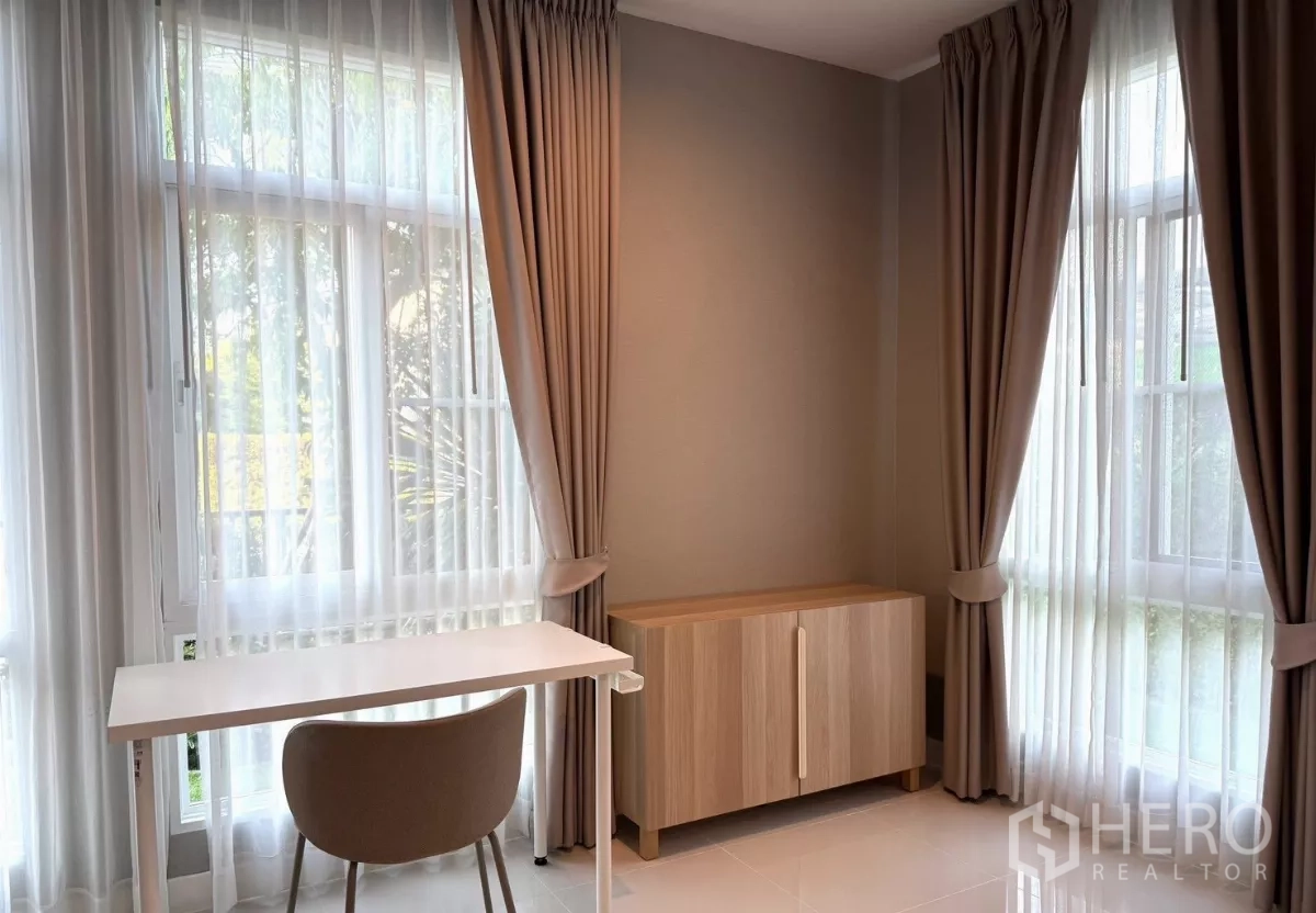 Detached House for rent in Prawet, Bangkok - Master bedroom with upholstered bed, bedside lamps and dark curtains