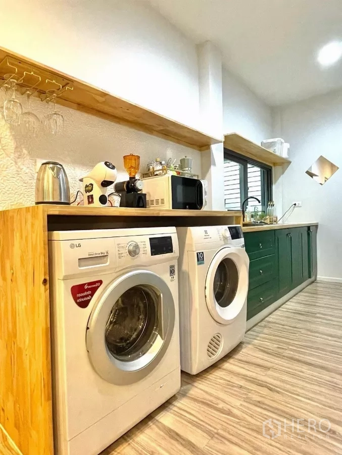 บ้าน ให้เช่าในSaphan Sung, Bangkok - ครัว/ห้องซักล้าง มีเครื่องซักผ้า เครื่องอบผ้า เคาน์เตอร์ไม้และตู้สีเขียว.
