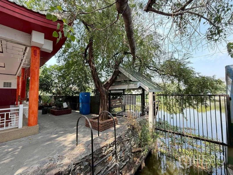 货栈 出租在Mueang Samut Prakan, Samut Prakan - 运河边小憩区，有树荫、护栏和小亭。