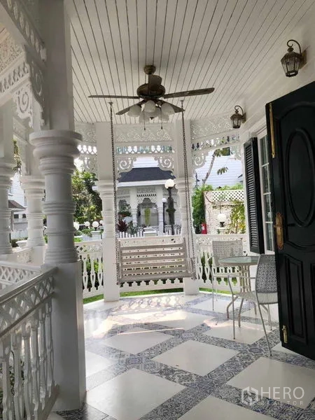 独立式住宅 出租在Bang Na, Bangkok - 带雕花的有顶门廊，吊扇与秋千椅。