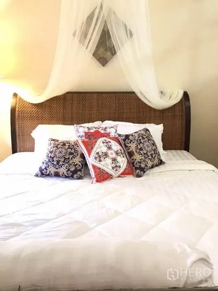 บ้าน ให้เช่าในPhra Khanong, Bangkok - ห้องนอนเตียงหัวหวาย ชุดผ้าปูขาวและหมอนลาย
