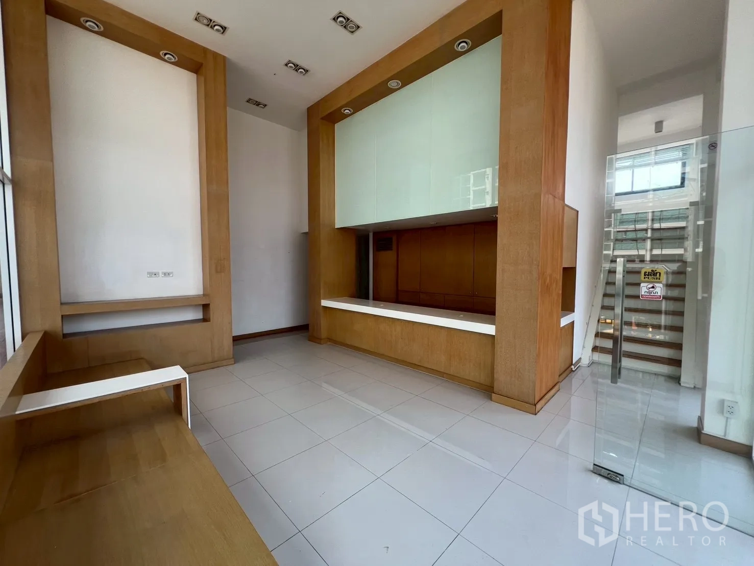 พื้นที่ขายของ for rent in Watthana, Bangkok - อีกมุมของโถง แสดงเคาน์เตอร์ต้อนรับและที่นั่งบิวท์อิน