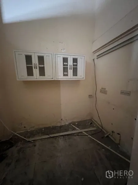 店屋 出租在Watthana, Bangkok - 小型后勤区，墙柜与管线预留，待二次装修。