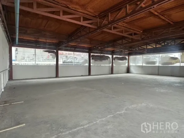 พื้นที่ขายปลีก ให้เช่าในWatthana, Bangkok - โถงโชว์รูมไร้เสากลาง พร้อมหน้าต่างแถวยาว และเพดานสไตล์อินดัสเทรียล