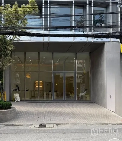 พื้นที่ขายของ for rent in Watthana, Bangkok - ด้านหน้าอาคารติดถนน กระจกเต็มผนังพร้อมประตูทางเข้าแบบคู่