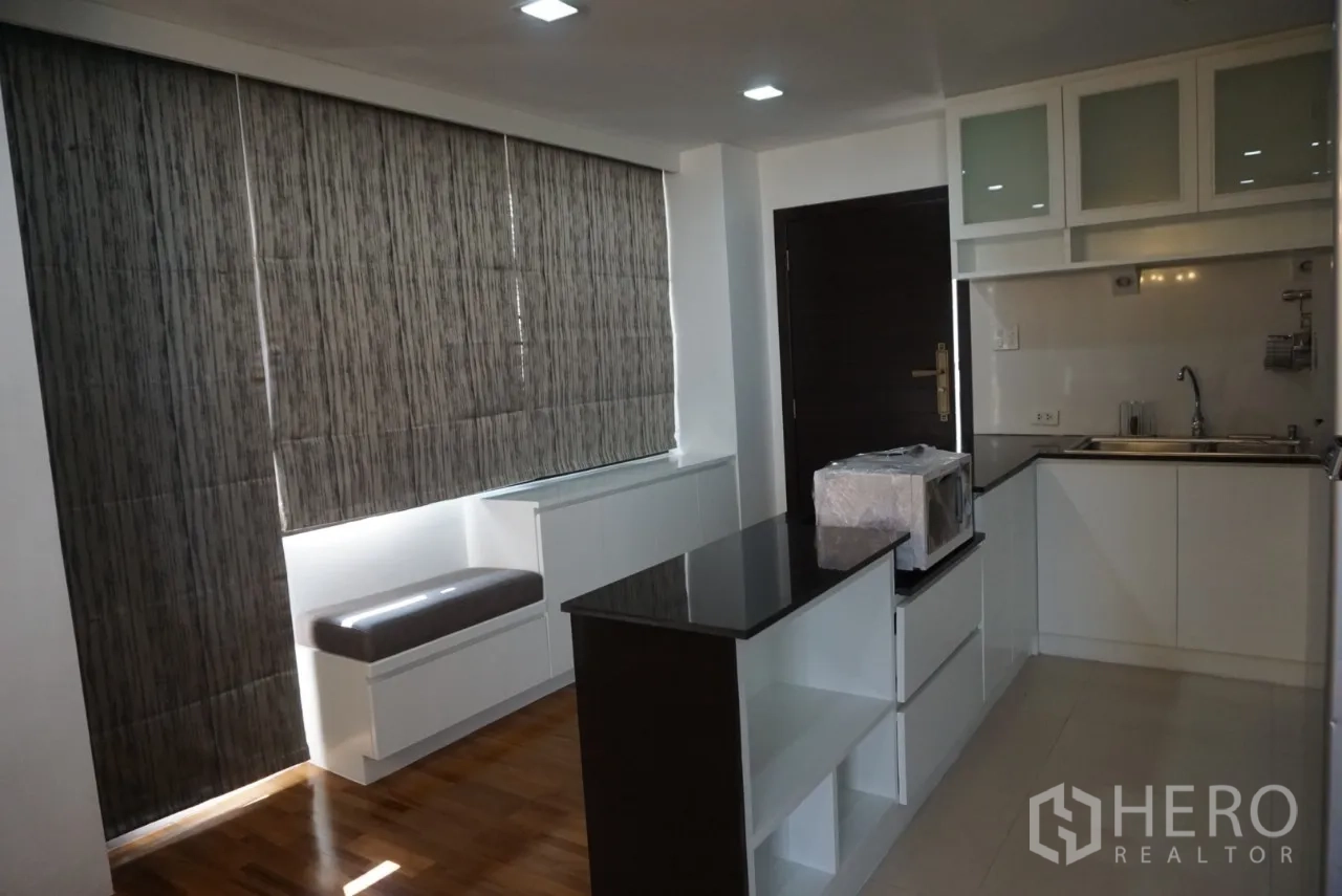 คอนโด ให้เช่าในWatthana, Bangkok - โถงทางเข้าและครัวไอส์แลนด์ พร้อมชั้นเก็บของ เบาะนั่งริมหน้าต่าง และม่านบังแสงเต็มผนัง