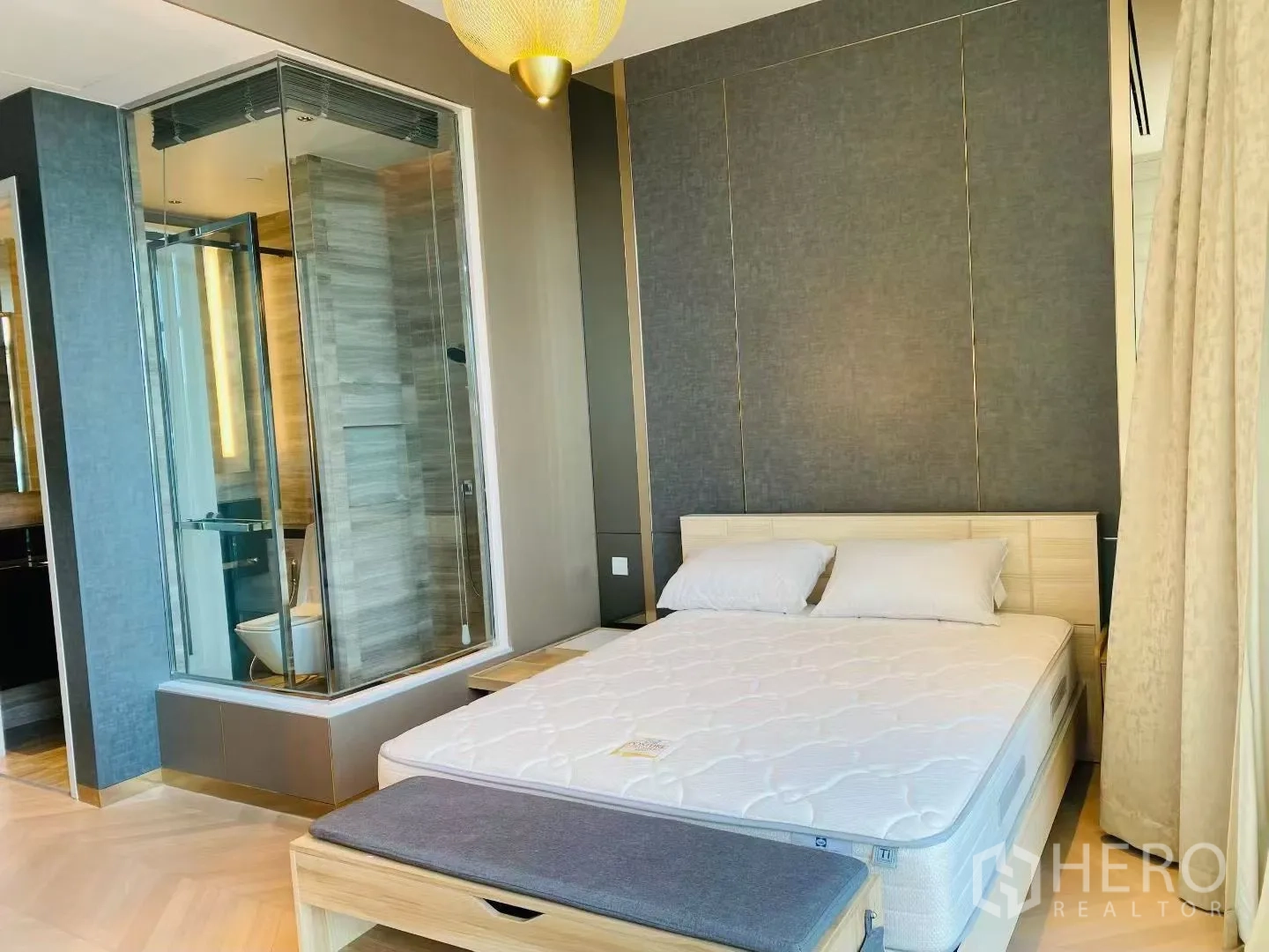 คอนโด for rent in Sathon, Bangkok - ห้องนอนรองพร้อมเตียง และห้องน้ำกระจกในตัวที่มีห้องอาบน้ำ