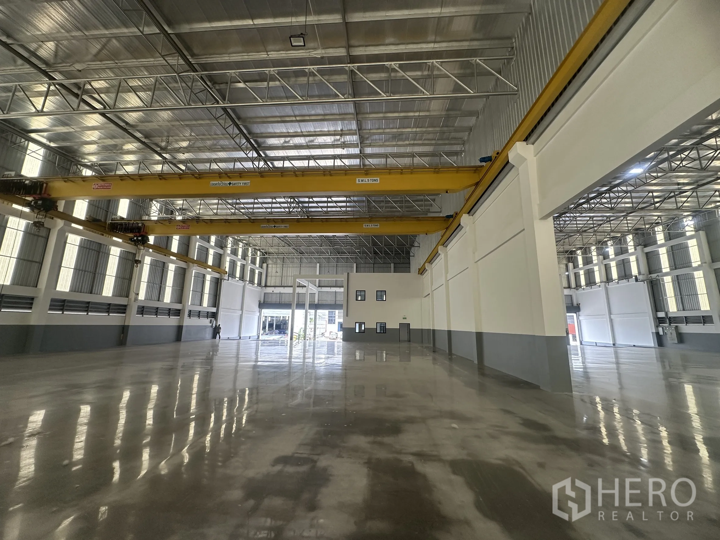 โกดัง for rent in Mueang Samut Prakan, Samut Prakan - ช่วงโกดังพร้อมเครนเหนือศีรษะสองชุด พื้นโล่ง และหลังคากันความร้อนสูง