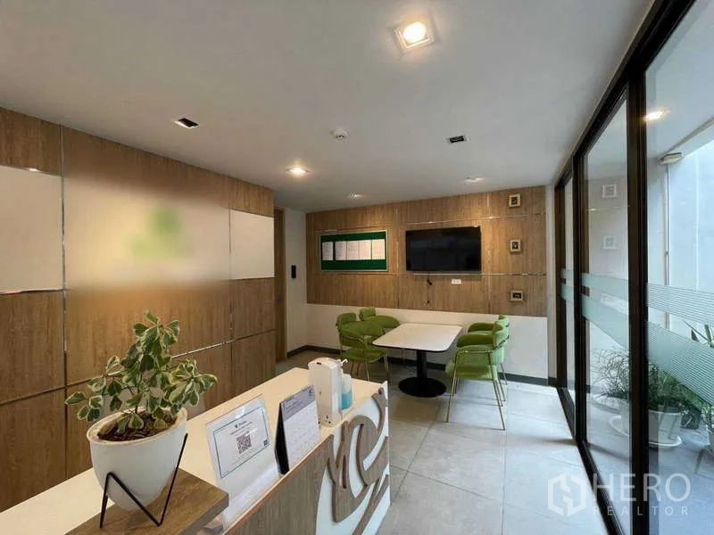 带办公室的家 出租在Watthana, Bangkok - 大厅一隅，内置柜、电视与圆桌座位