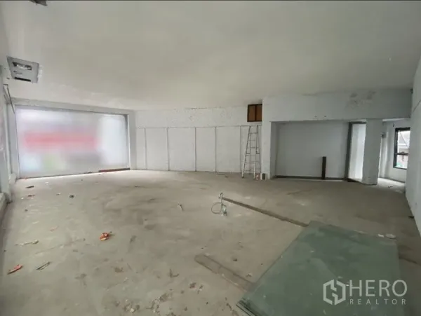 อาคารพาณิชย์ ให้เช่าในKhlong Toei, Bangkok - พื้นที่ค้าปลีกชั้นล่างกว้าง โปร่งโล่ง สภาพพร้อมปรับแต่ง พร้อมกระจกด้านหน้าแบบฝ้าบานใหญ่และพื้นคอนกรีต.