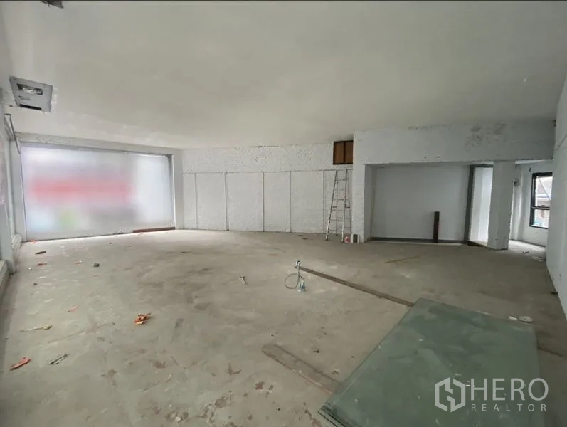 อาคารพาณิชย์ ให้เช่าในKhlong Toei, Bangkok - พื้นที่ค้าปลีกชั้นล่างกว้าง โปร่งโล่ง สภาพพร้อมปรับแต่ง พร้อมกระจกด้านหน้าแบบฝ้าบานใหญ่และพื้นคอนกรีต.