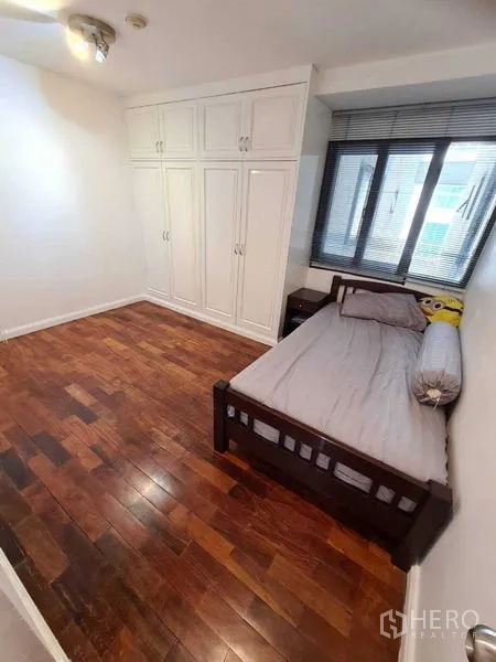 คอนโด ให้เช่าในWatthana, Bangkok - ห้องนอนรอง เตียงเดี่ยว ตู้เสื้อผ้าบิลท์อินขนาดใหญ่ และหน้าต่างกว้าง