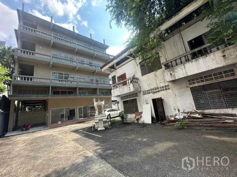 Office Space for rent - Wide courtyard between main office block and two-storey annex