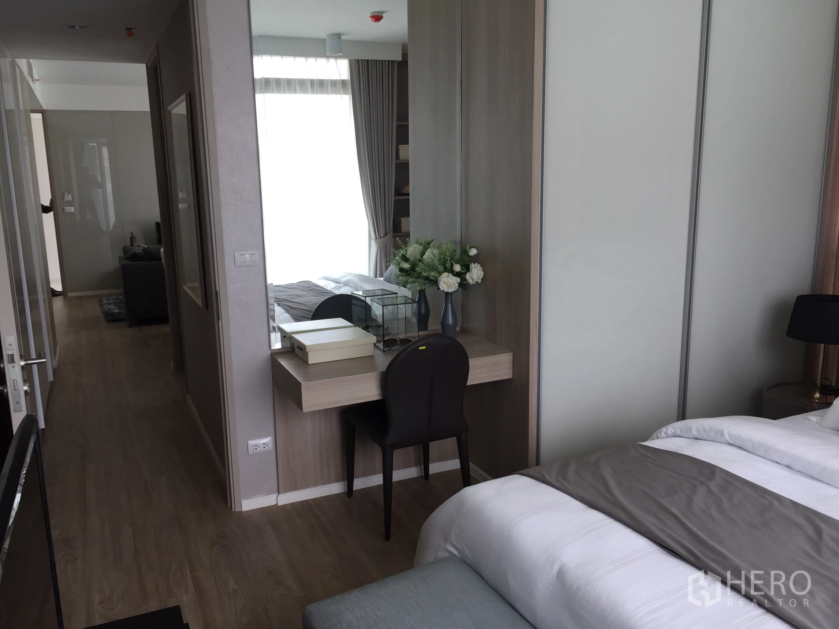 公寓 出售在Bang Rak, Bangkok - 明亮卧室，带梳妆台、大窗帘与木地板